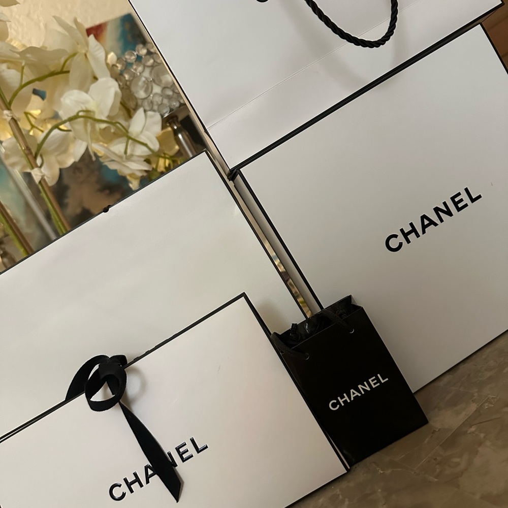 Chanel Black and White gift Bag - Picture 6 of 6